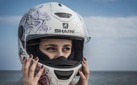 Kask motocyklowy: Jak wybrać bezpieczny i komfortowy? ECE 22.06