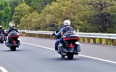 Trzech motocyklistów w kaskach jedzie drogą. Czy motocykl to pojazd samochodowy? To pytanie zadaje sobie wielu.