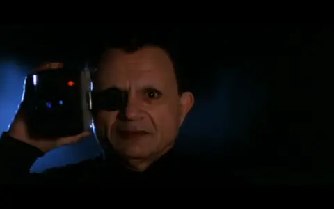 Zagubiona autostrada: Gdzie obejrzeć film Lyncha? Pełny przewodnik