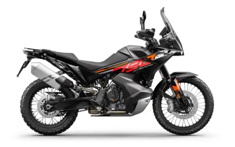 Czarny motocykl KTM Adventure 790 z pomarańczowo-czerwonymi akcentami, gotowy na każdą przygodę.