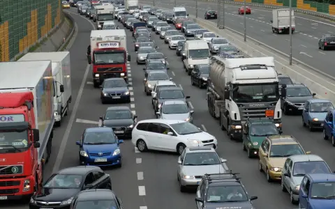 Korki na autostradzie, wiele samochodów i ciężarówek stoi w miejscu. Aktualne utrudnienia na drogach uniemożliwiają płynny ruch.