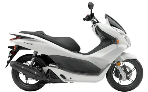 Biały skuter Honda PCX, idealny do miasta. Zastanawiasz się, ile pali skuter? Ten model jest bardzo oszczędny!