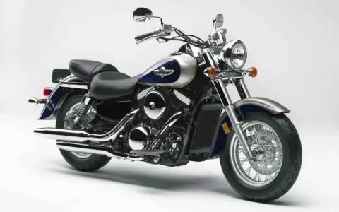 Kawasaki Vulcan 1500 wady: klasyczny cruiser z chromowanymi elementami, dwuosobowym siedzeniem i dużą mocą.