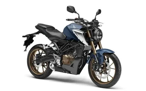 Niebieski motocykl Honda CB125R, uznawany za najmocniejszy motocykl 125, z brązowymi felgami i nowoczesnym designem.