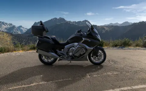BMW 1600 GTL cena: luksusowy motocykl turystyczny na tle górskiego krajobrazu. Idealny na długie podróże.