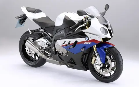 Sportowy motocykl BMW S1000RR 2018 w biało-niebiesko-czerwonych barwach, gotowy do podboju toru wyścigowego.