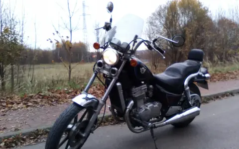 Kawasaki EN 500 wady i zalety: klasyczny cruiser z dobrym silnikiem, ale wymaga uwagi przy hamulcach i zawieszeniu. Idealny na spokojne przejażdżki.