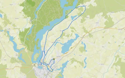 Mapa przedstawia malowniczą trasę wokół Iławy, prowadzącą przez jeziora, lasy i urokliwe wsie.