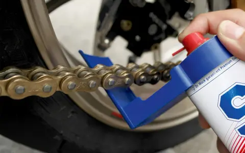 Jak czyścić łańcuch motocyklowy? Poradnik, który oszczędzi Ci kosztów