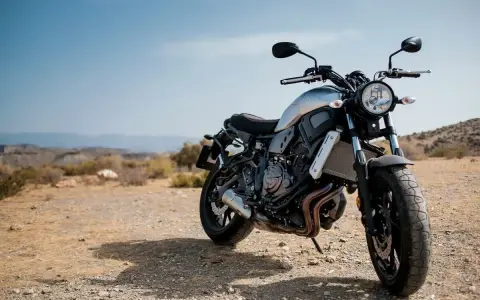 Motocykl Yamaha XSR 700 na pustkowiu. Zastanawiasz się, jakie ciśnienie w oponach motocykla 125? Ten model jest większy, ale warto sprawdzić!