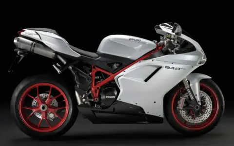 Biały motocykl Ducati 848 EVO z czerwonym stelażem i felgami, prezentujący sportowy design i moc.
