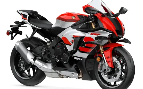 Sportowy motocykl Yamaha R1 w kolorze czerwono-białym, gotowy do wyścigów rn22.