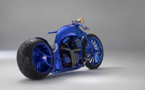 Błyszczący, niebieski Harley-Davidson, prawdopodobnie najdroższy motor na świecie, z masywnymi kołami i złotymi detalami.