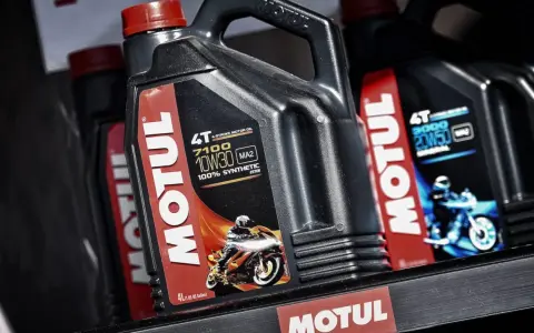 Jaki olej do lag motocyklowych? Jak wybrać idealny dla Twojej jazdy?