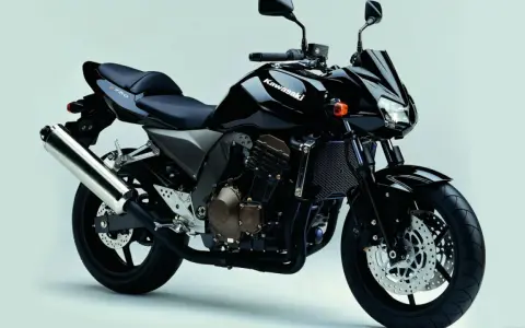 Czarny motocykl Kawasaki Z750. Poznaj jego dane techniczne i poczuj moc.