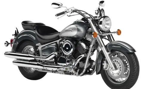 Szary motocykl Yamaha Drag Star 1100, klasyczny cruiser z chromowanymi elementami. Dane techniczne tego modelu to jego moc i styl.