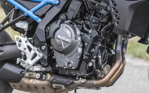 Silnik Suzuki z niebieską ramą. Poznaj, rpm co to znaczy dla mocy i osiągów motocykla.