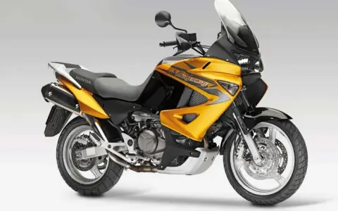 Złoty motocykl Honda Varadero 1000, gotowy na przygodę. Dane techniczne tego turystycznego enduraka zachęcają do dalekich podróży.