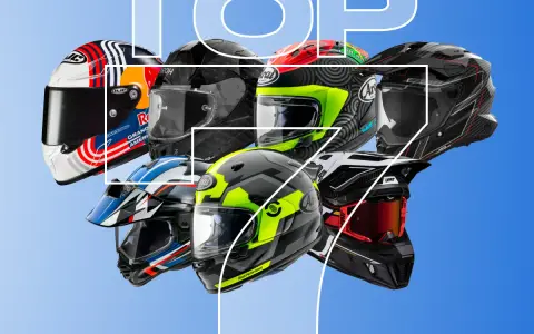 TOP 7 kasków motocyklowych. Różnorodne modele, od sportowych po terenowe, prezentują się na niebieskim tle.