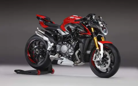 Czerwony motocykl MV Agusta Brutale 1000 RR na czarnym stojaku, gotowy do jazdy.