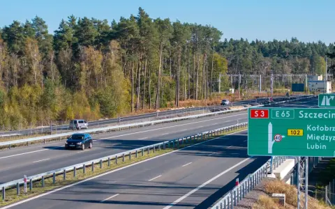 Droga S3 E65 w Polsce, z zielonym znakiem kierującym do Szczecina, Kołobrzegu, Międzyzdrojów i Lubina.