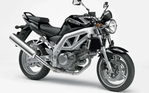 Czarny Suzuki SV 650, klasyk z widocznymi wadami, jak np. wydech.