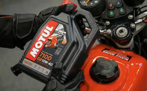 Rękawice motocyklowe trzymają olej Motul 7100 10W-40. Pytanie brzmi: co ile wymieniać olej w crossie 4t?