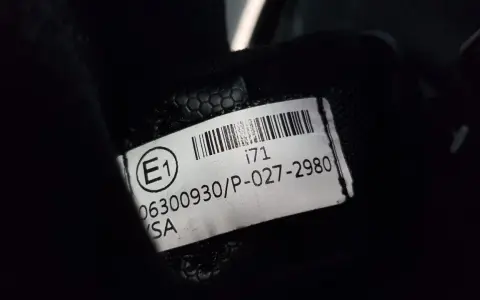 E1, i71, 06300930/P-027-2980, SA - etykieta z homologacją ECE na produkcie.