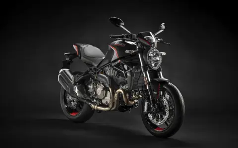Czarny Ducati Monster. Idealny motor na 165 cm wzrostu, lekki i zwinny, gotowy na miejskie przygody.