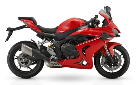 Czerwony motocykl sportowy z widocznym napisem "FOUR CYLINDERS" i informacją o pojemności silnika 800cc.