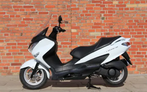 Biały skuter Suzuki Burgman 125, idealny do miasta. Zastanawiasz się nad jego spalaniem? Ten model słynie z oszczędności.