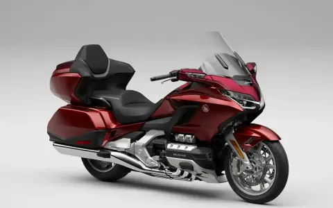 Czerwony motocykl Honda Goldwing 1500, choć luksusowy, może mieć pewne wady, np. dużą masę.