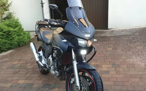Czarny motocykl Yamaha TDM 850 z turystyczną owiewką i dodatkowymi światłami LED, gotowy na przygodę.