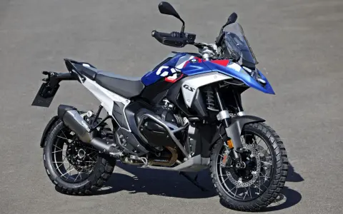 Nowy motocykl BMW R1300GS w kolorze niebieskim z białymi i czerwonymi akcentami, gotowy na przygodę.