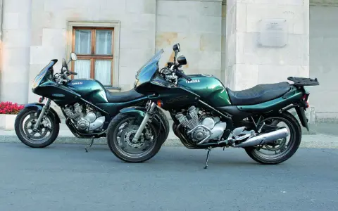 Dwa zielone motocykle Yamaha XJ6 Diversion stoją obok siebie. Ich dane techniczne są imponujące, a wygląd zachwyca.