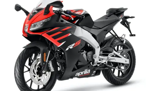 Sportowy motocykl Aprilia RS 125 w kolorze czarno-czerwonym, gotowy do jazdy.