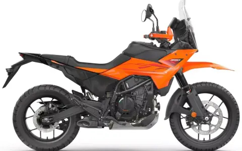 Pomarańczowy motocykl **KTM 390 Adventure** gotowy na przygodę.
