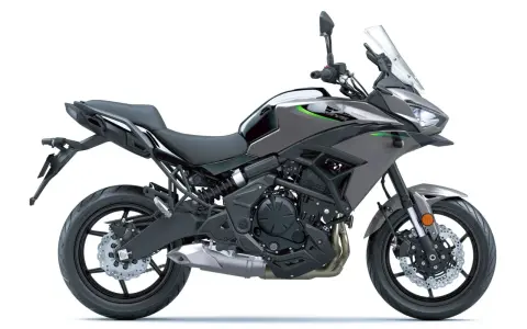 Szary motocykl turystyczny Kawasaki Versys 650. Sprawdź kawasaki versys 650 dane techniczne i przygotuj się na przygodę.