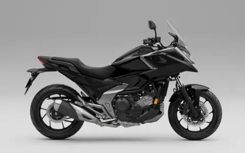 Czarny motocykl Honda NC750X. Poznaj jego honda nc750x dane techniczne i możliwości.