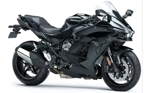 Czarny motocykl Kawasaki H2 Ninja, z widocznym napisem "Supercharger" na silniku. Potężna maszyna gotowa do podboju dróg.