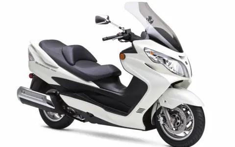 Biały skuter Suzuki Burgman 400, idealny do miasta. Poznaj jego dane techniczne i ciesz się jazdą.