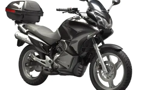 Czarny motocykl Honda Varadero 125 z kufrem. Sprawdź aktualną honda varadero 125 cena.