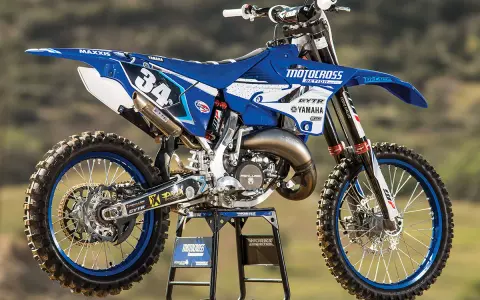 Niebiesko-biały motocykl Yamaha YZ 125 na stojaku. Ile koni ma Yamaha YZ 125? Ten model to potężna maszyna terenowa.