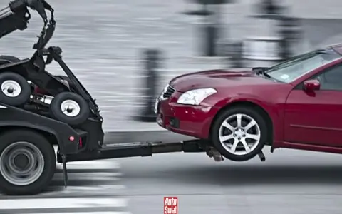 Holowanie na autostradzie: Kiedy legalne? Jak uniknąć mandatu?