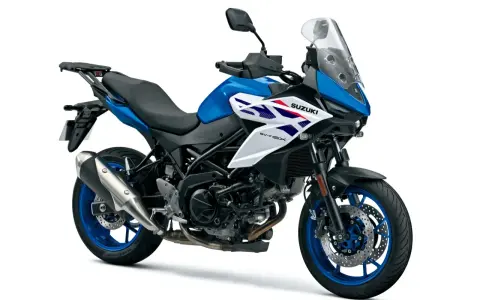 Niebiesko-biały Suzuki SV650X, jeden z najlepszych motocykli, gotowy na przygodę.