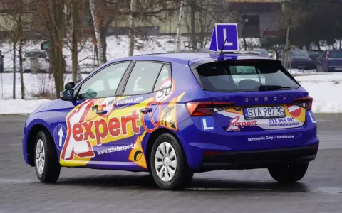 Niebieski Skoda z napisem "expert" i literą "L" na dachu. Idealny, by po prawie jazdy B zrobić A!