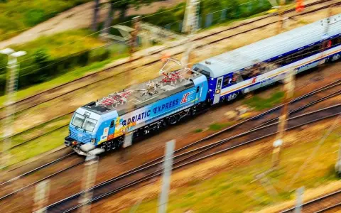 Pociąg IC "Adriatic Express" pędzi po torach, łącząc Tarnów z Lublinem.
