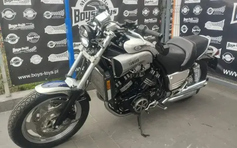 Srebrny Yamaha V-Max, potężny motocykl, gotowy na drogę. Nie jest to Suzuki Hayabusa, ale równie imponujący.