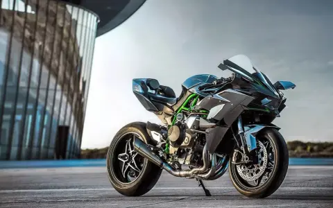 Kawasaki Ninja H2R, maszyna o potężnej mocy, z zielonymi akcentami i futurystycznym designem, gotowa do bicia rekordów.