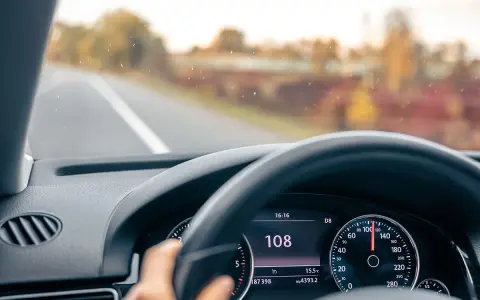 Prędkościomierz pokazuje 108 km/h. Uważaj na taryfikator mandatów za prędkość, bo to już sporo!